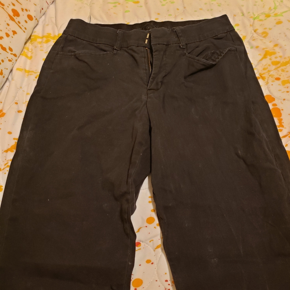 Women's Size 6 Black Modern Fit slacks. Apt9 64% Polyester 33% Rayon 3% Spandex.